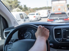 Auto drży jak szalone? Zanim pojedziesz do warsztatu, mechanik radzi... umyć je