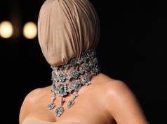 WELL LOOK: Kim Kardashian znów szokuje w błysku fleszy. Wybrała teatralną kreację haute couture