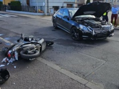 Wypadek z udziałem jednośladu i dwóch pojazdów osobowych.