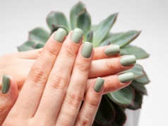 Zieleń szałwii podbija trendy. Subtelny, elegancki, ponadczasowy manicure