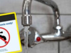 Awaria wodociągu w Zielonej Górze. Wodociągi podstawiły beczki z wodą