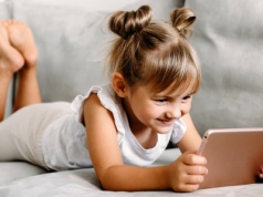 Smartfon przed 13. urodzinami = cyfrowe kalectwo. Polskie państwo patrzy i milczy