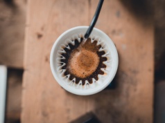 Gdzie wyrzucać fusy po kawie? To najczęstszy błąd Polaków