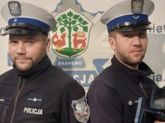 Policjanci wynieśli starszą kobietę z pożaru