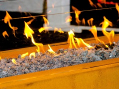 Masz biokominek? Zadbaj o bezpieczeństwo. Te zasady trzeba znać. Sprawdź, jak bezpiecznie rozpalić i zgasić biokominek