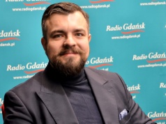 „Pojawia się coraz więcej ofiar politycznej polaryzacji” – Michał Urbaniak z Konfederacji o ataku na biuro PO