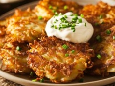 Dodaj łyżkę do masy na placki ziemniaczane. Pochłonie nadmiar wilgoci i będą obłędnie chrupiące