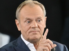 Tusk o ataku na siedzibę PO. "Bąkiewicz i Kaczyński muszą być zadowoleni"