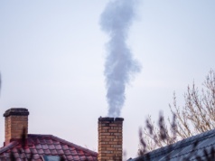 Czeka cię nawet 5000 zł kary za taki dym z komina. Od 2026 zmiana wymagań ogrzewania