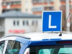 Samochód nauki jazdy zderzył się z ciężarówką. Trwa akcja ratunkowa