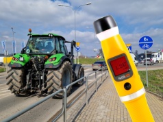 Nowe Miasto nad Pilicą – pijany traktorzysta chciał dać policjantom łapówkę