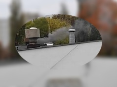 Czytelnik alarmuje o czarnym dymie z komina. Straż Miejska wyjaśnia sytuację