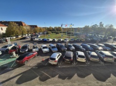 Przybędzie trochę miejsc postojowych przed starostwem. Tymczasowo