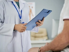 Wielochorobowość dotyczy już osób przed 50. rokiem życia. „Problemy medyczne, bariery finansowe i organizacyjne”