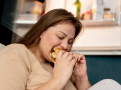 To dlatego ciągle podjadasz. Naukowcy wskazali jeden nawyk