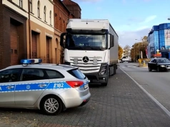 Ciągnik z naczepą zastawił wyjazd z remizy w Kostrzynie – mandat na 100 złotych