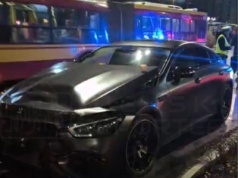 Pijany Ukrainiec, Mercedesem wartym milion złotych wjechał w auto przewozu osób w centrum Warszawy