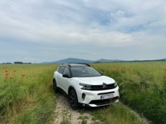 Odkryj uroki złotej polskiej jesieni z wypożyczalnią samochodów Kaizen Rent u boku