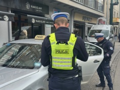 399 kontroli, 124 obcokrajowców. Krakowska policja sprawdziła, kto naprawdę wozi pasażerów po mieście (ZDJĘCIA)