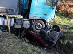 Ciężarówka przygniotła samochód nauki jazdy