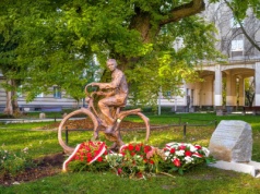 Na Woli wyrósł „symbol przyzwoitości”. W Warszawie odsłonięto pomnik Władysława Bartoszewskiego