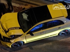 Sportowy żółty Mercedes rozbity na Moście Łazienkowskim. 24-latek dostał wysoki mandat
