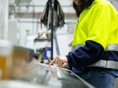 Wynagrodzenia w górę, zatrudnienie w dół. Przemysł odbija we wrześniu