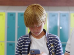 Tam zakaz telefonów w szkołach działa już 2 lata. Efekty obalają popularne mity