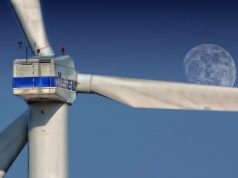 Wiatrak stanie za płotem, a tobie nic do tego. Tak rząd „zachęca” do instalacji OZE