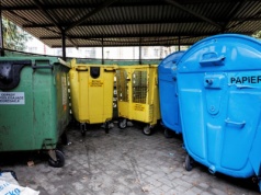 Koniec z workami na śmieci. Gminy wprowadzają kosze z "czipami"