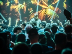 Za maską Doktora Plagi kryje się mieszanka mroku i melodii. Hozho już w ten weekend w stolicy