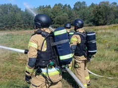 Hełmy i kamizelki kuloodporne dla warszawskich strażaków