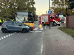 Toyotą wyjechał wprost pod miejski autobus. Dwie osoby w szpitalu. Ulica zablokowana
