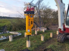 Wbijają w torfowisko ponad 2 tys. drewnianych pali. W Łęcznej powstaje ścieżka przyrodnicza (zdjęcia)