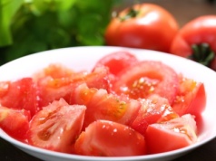 Tak podkręcisz smak pomidorów. Dosyp odrobinę, a rodzina oszaleje z zachwytu