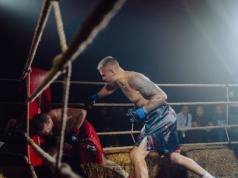 Świdnicki pięściarz wygrywa zawodową walkę przed czasem!