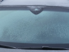 Dlaczego szyby w samochodzie zamarzają od środka? Przyczyna jest tylko jedna