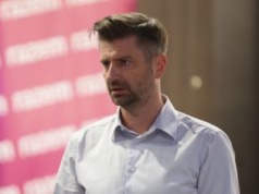 Krzysztof Śmiszek szczerze o swojej chorobie. "Atakuje moje kości"