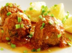 Zamiast zwykłego sosu koperkowego, przygotowuje coś lepszego. Do pulpetów pasuje jak ulał