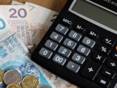 Kurs złotego pozostaje stabilny. Rynek czeka na dane z USA