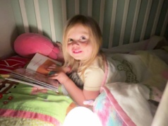 Pokolenie Alfa traci umiejętność czytania. Eksperyment z odwróconą książką zasmuca