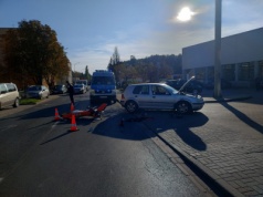 Wypadek w Czerwieńsku. Zderzenie motocyklisty z volkswagenem