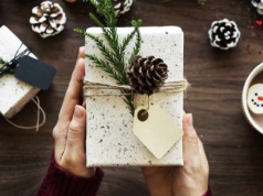 Bony, premie, paczki. Co wolno dać pracownikom na święta?