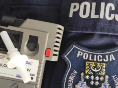 Wjechał w ogrodzenie. Przyczynę dało się wyczuć