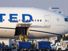 Chwile grozy na pokładzie Boeinga. Pilot został ranny, w tle doniesienia o "tajemniczym obiekcie"