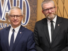 Mistrz świata w lataniu precyzyjnym i jedyny poseł, który nie potępił rosyjskich dronów nad Polską. Oto prawa ręka Brauna