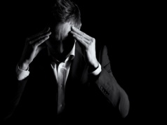 „Jutro chciałbym mieć zawał serca”. Menedżer z depresją łatwo staje się „korpo-kąskiem”, ale wyjście z depresji jest jak wybudzenie ze snu