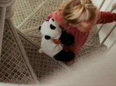 Jak zabezpieczyć schody przed małymi dziećmi?