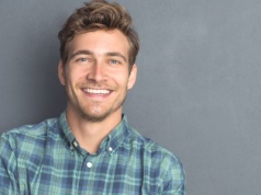 Zęby palacza pod lupą stomatologa – jakie szkody wyrządza nikotyna?