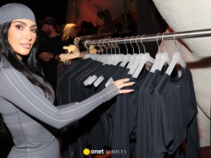 Gwiazdorskie etykiety: Skims. Kim Kardashian buduje imperium na kontrowersji